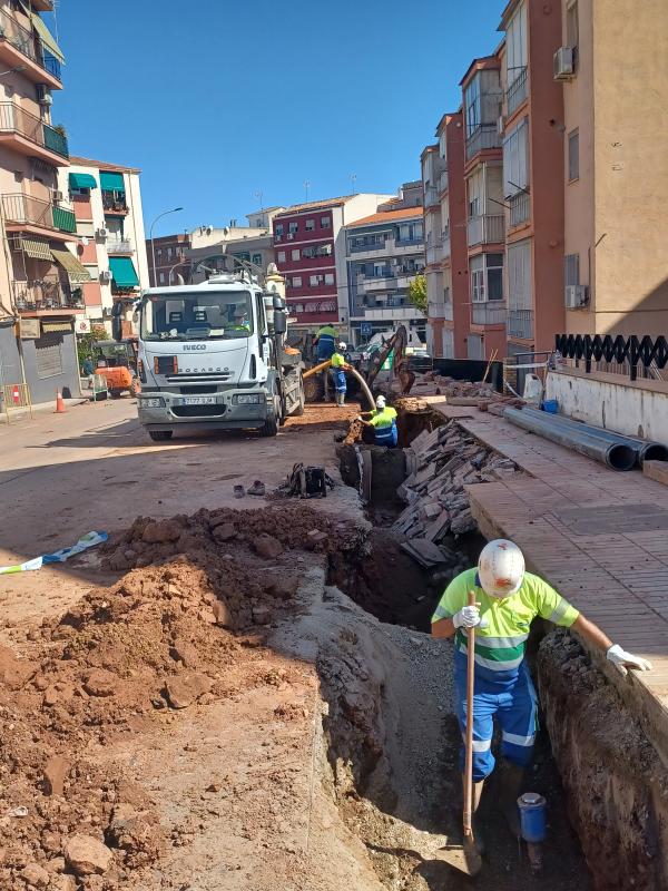 Linaqua trabaja desde el pasado jueves en solucionar una avería en la red general de abastecimiento